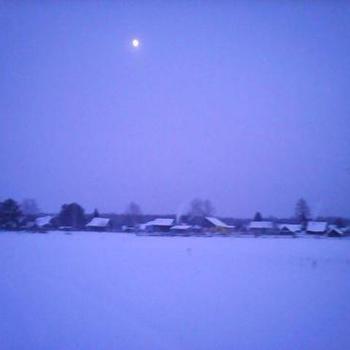 Зима. Вечер. Луна над деревней