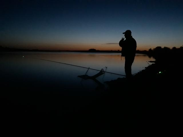 Рыболов на вечерней зорьке