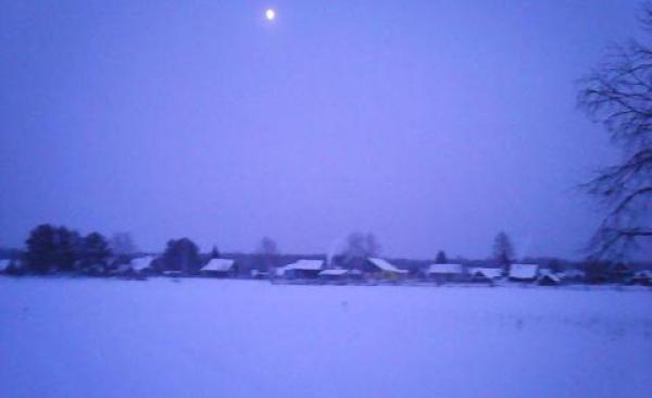Зима. Вечер. Луна над деревней